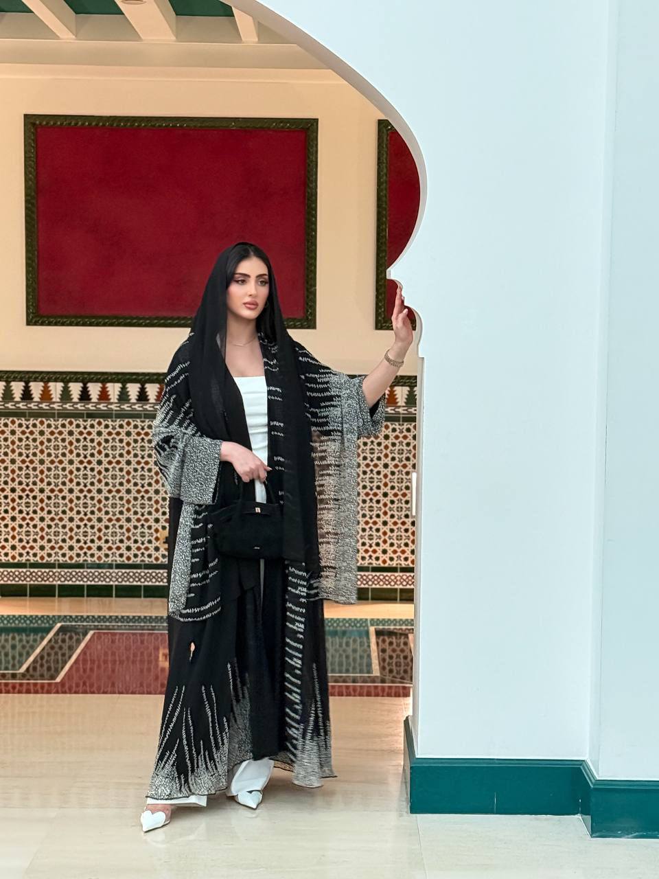 عباية 'أطياف العصر' - فخامة عصرية متجددة