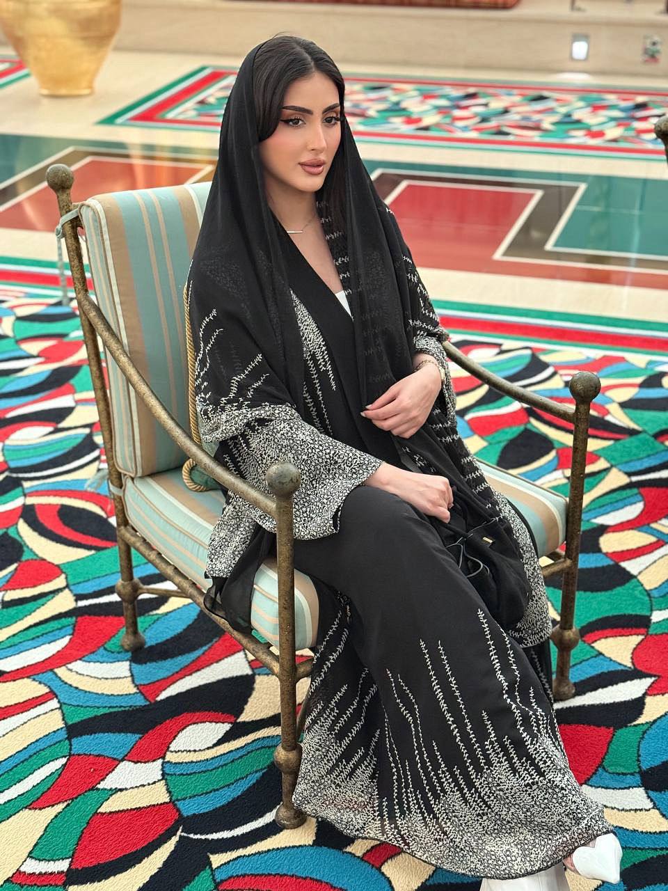 عباية 'أطياف العصر' - فخامة عصرية متجددة - الصورة 2