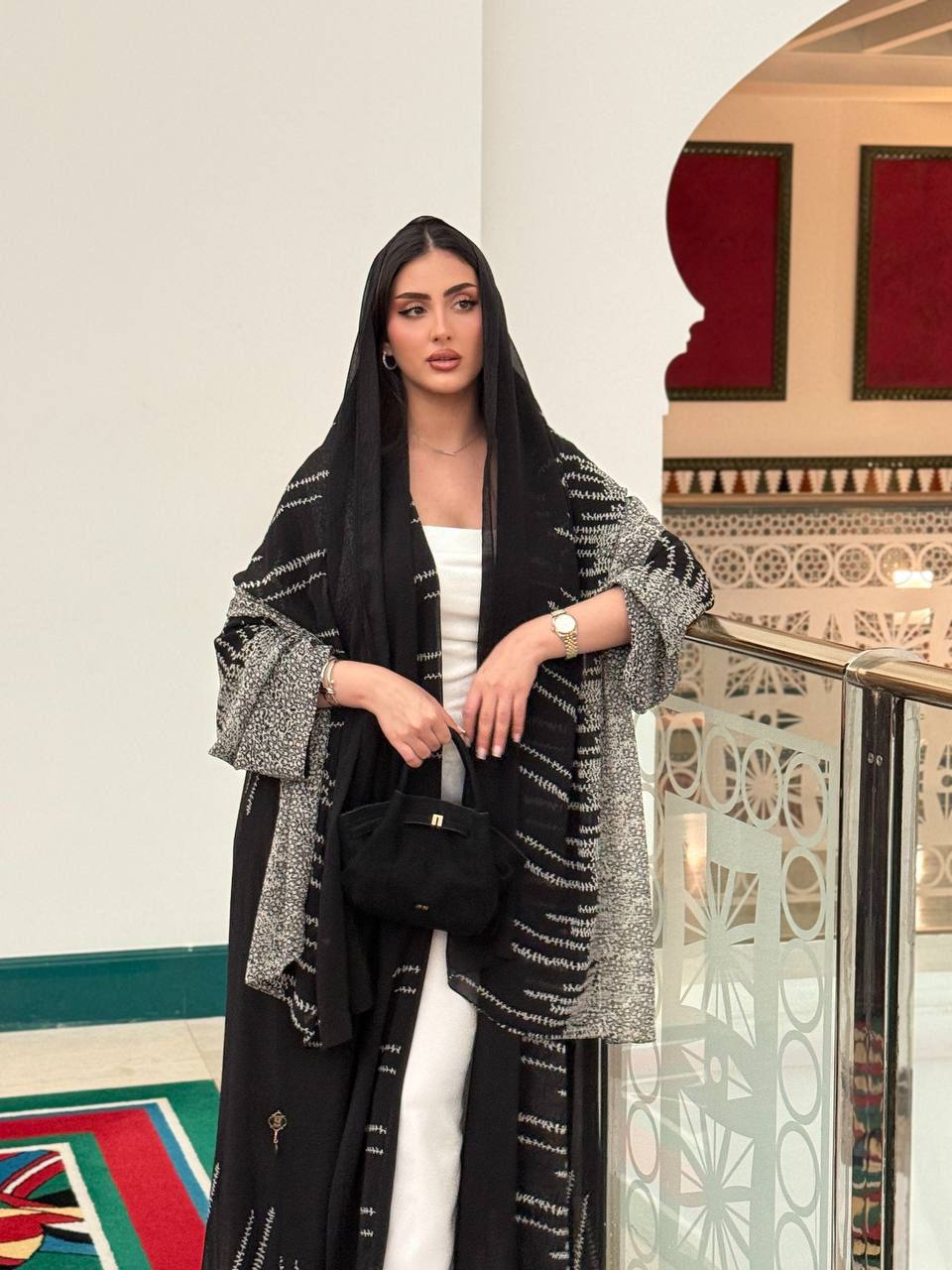 عباية 'أطياف العصر' - فخامة عصرية متجددة - الصورة 3