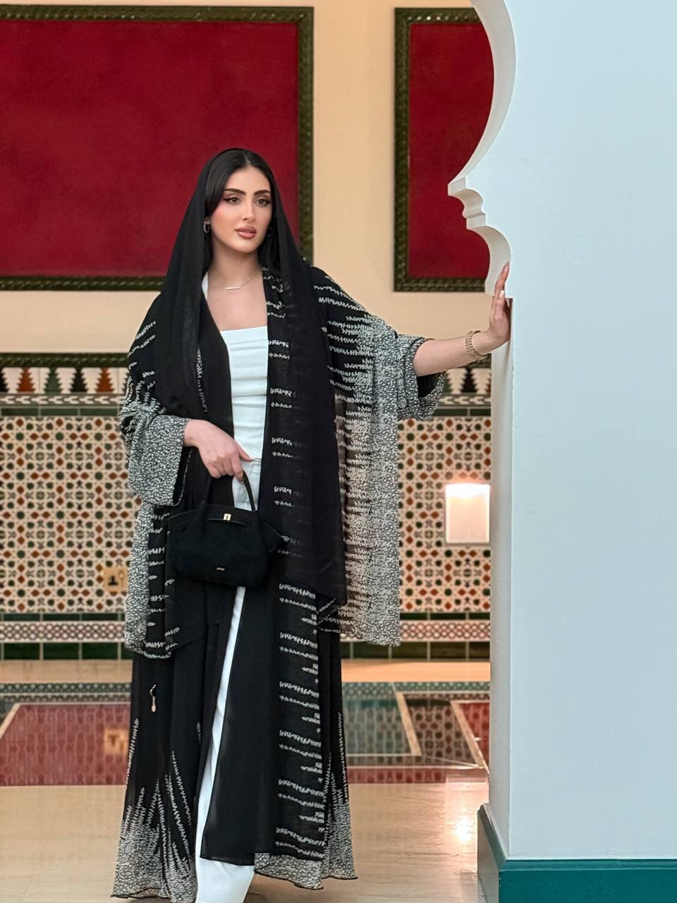 عباية 'أطياف العصر' - فخامة عصرية متجددة - الصورة 4