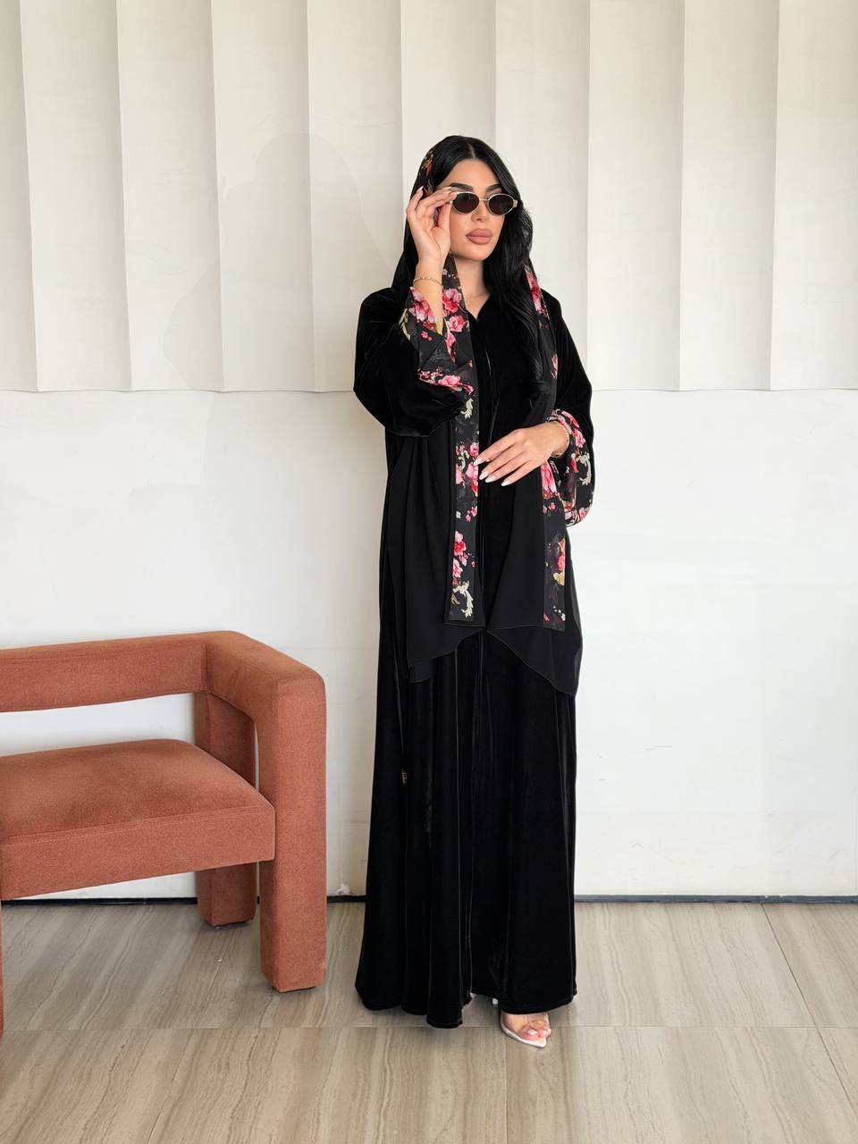 عباية 'أرين' الشتوية: فخامة الدفء والأناقة المخملية