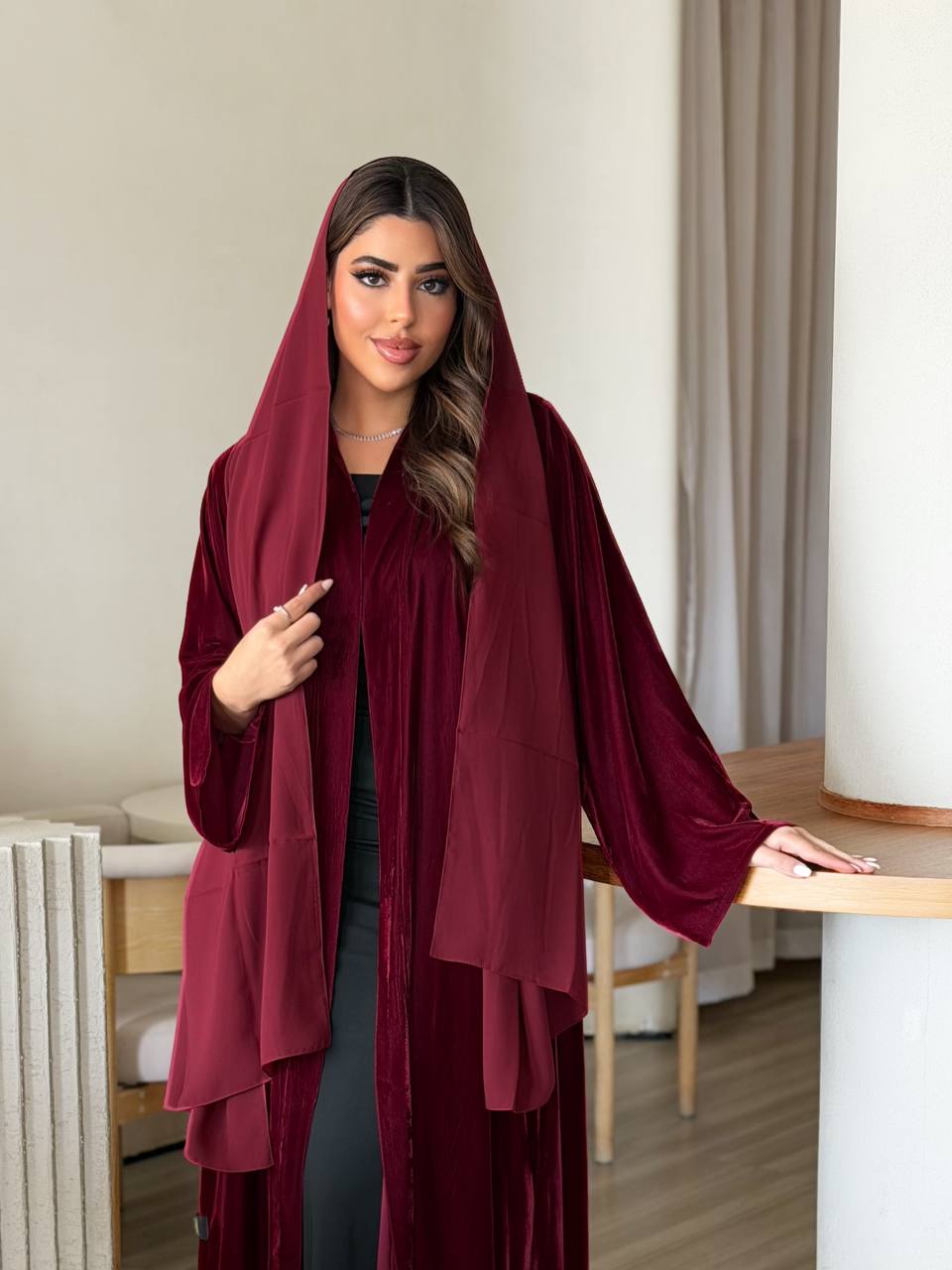 أيقونة الدفء الملكي: عباية شتوية فاخرة قطعتين - الصورة 2