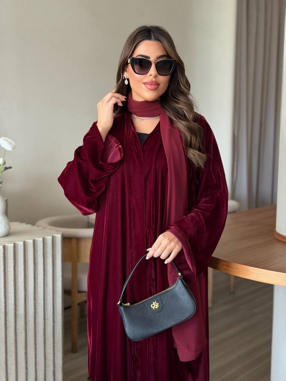 أيقونة الدفء الملكي: عباية شتوية فاخرة قطعتين - الصورة 3