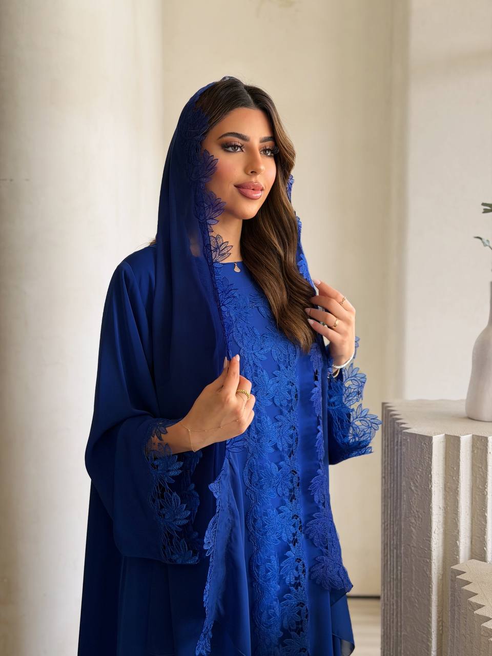 طقم عباية 'رونق الفخامة' الكلاسيكي - 3 قطع متكاملة - الصورة 2