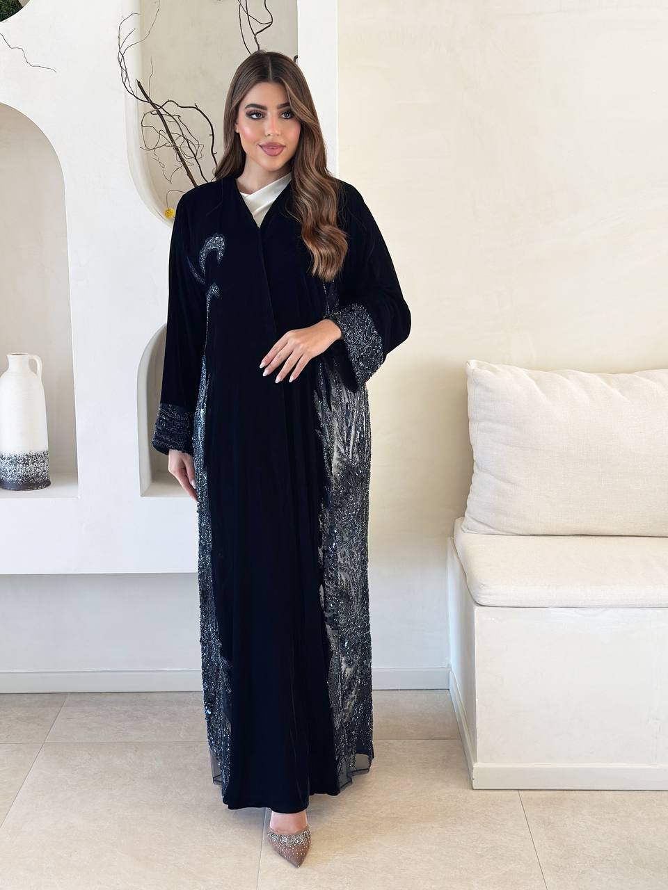 أثير الشتاء: عباية الفخامة المخملية