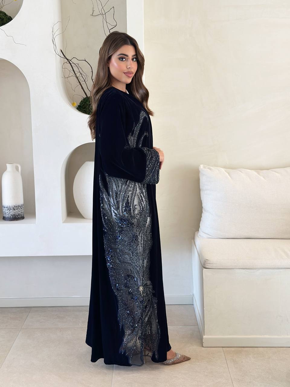 أثير الشتاء: عباية الفخامة المخملية - الصورة 2