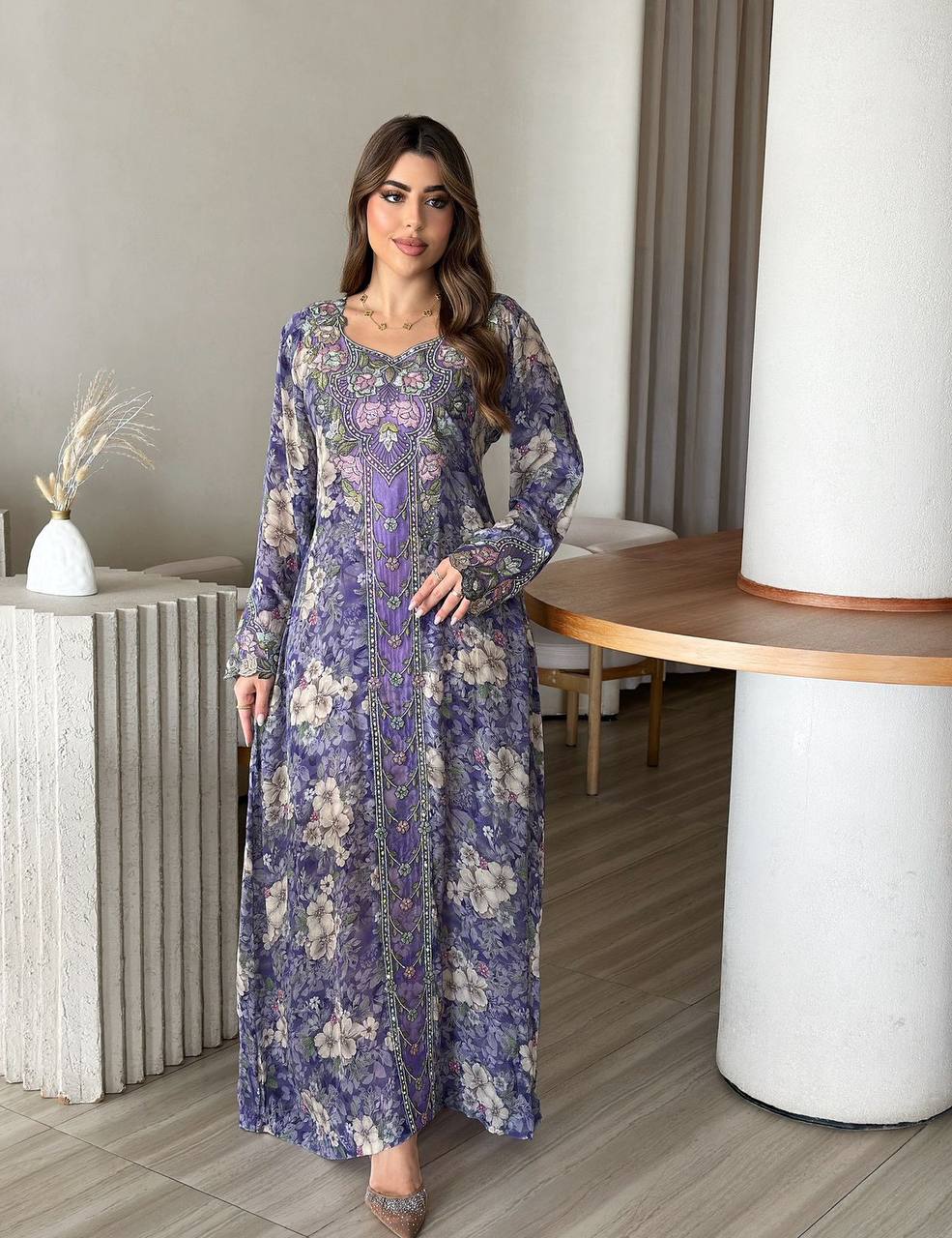 مخور فاخر من الحرير الإيطالي بتطريز يدوي فاخر وكريستال أصلي يمنحك إطلالة ملكية أنيقة