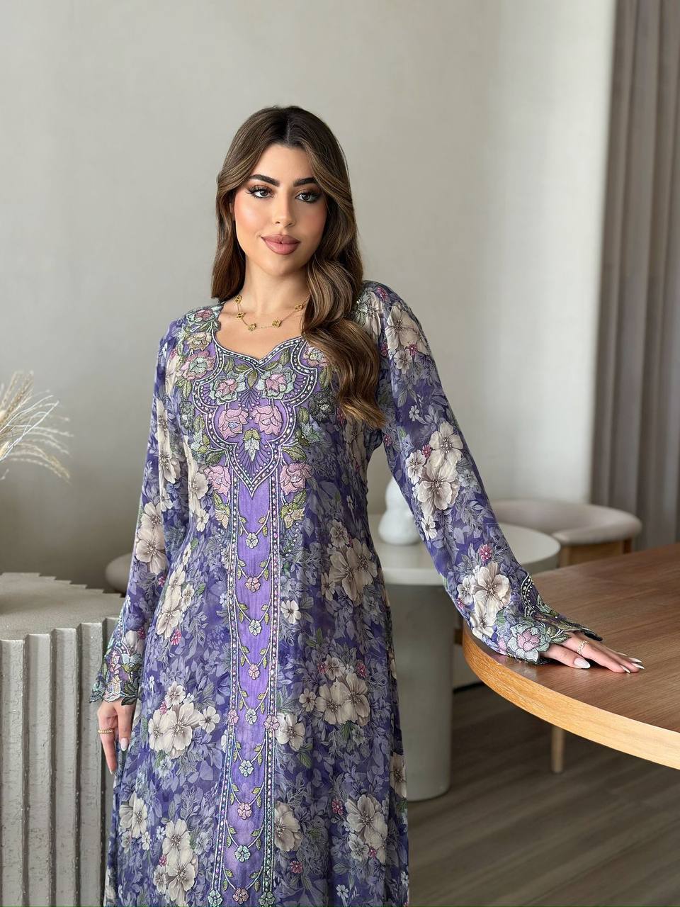 مخور فاخر من الحرير الإيطالي بتطريز يدوي فاخر وكريستال أصلي يمنحك إطلالة ملكية أنيقة - الصورة 2