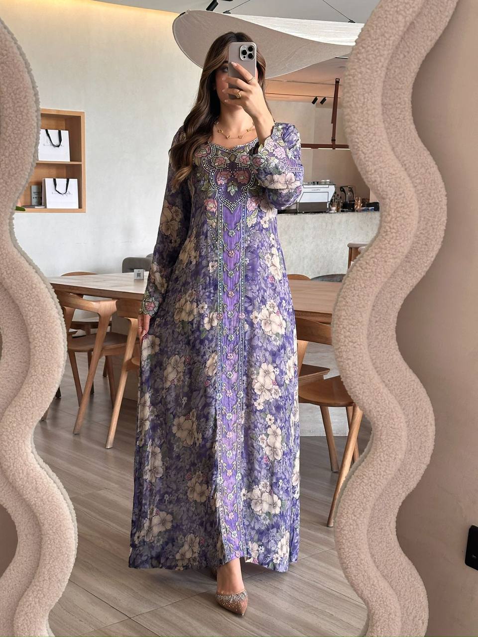 مخور فاخر من الحرير الإيطالي بتطريز يدوي فاخر وكريستال أصلي يمنحك إطلالة ملكية أنيقة - الصورة 3