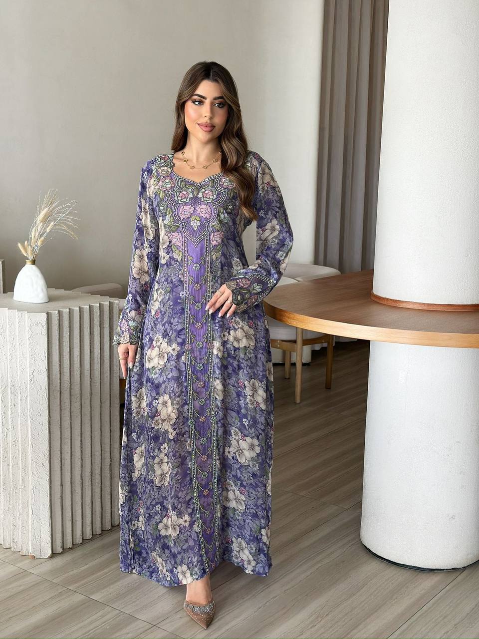 مخور فاخر من الحرير الإيطالي بتطريز يدوي فاخر وكريستال أصلي يمنحك إطلالة ملكية أنيقة - الصورة 4