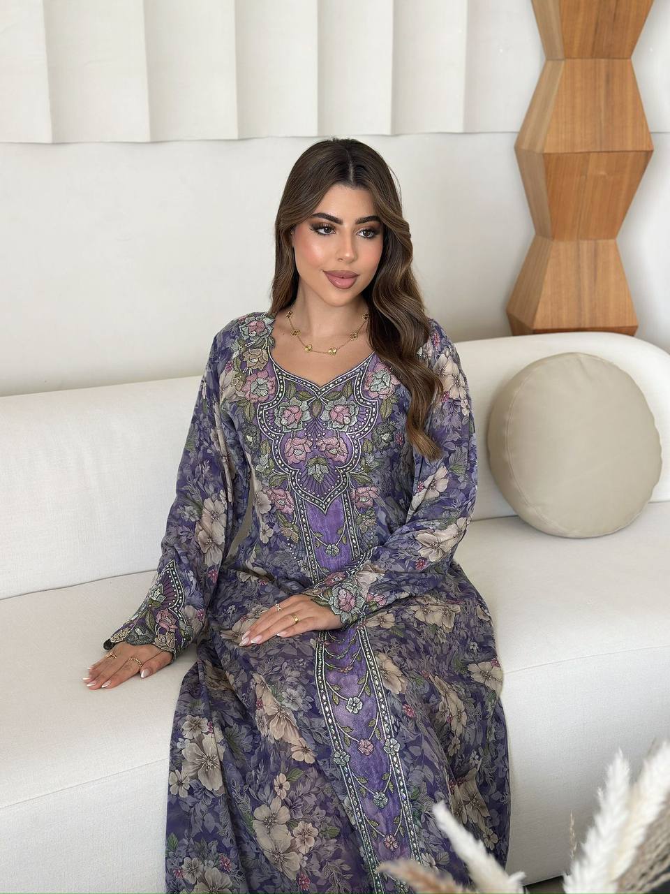 مخور فاخر من الحرير الإيطالي بتطريز يدوي فاخر وكريستال أصلي يمنحك إطلالة ملكية أنيقة - الصورة 5