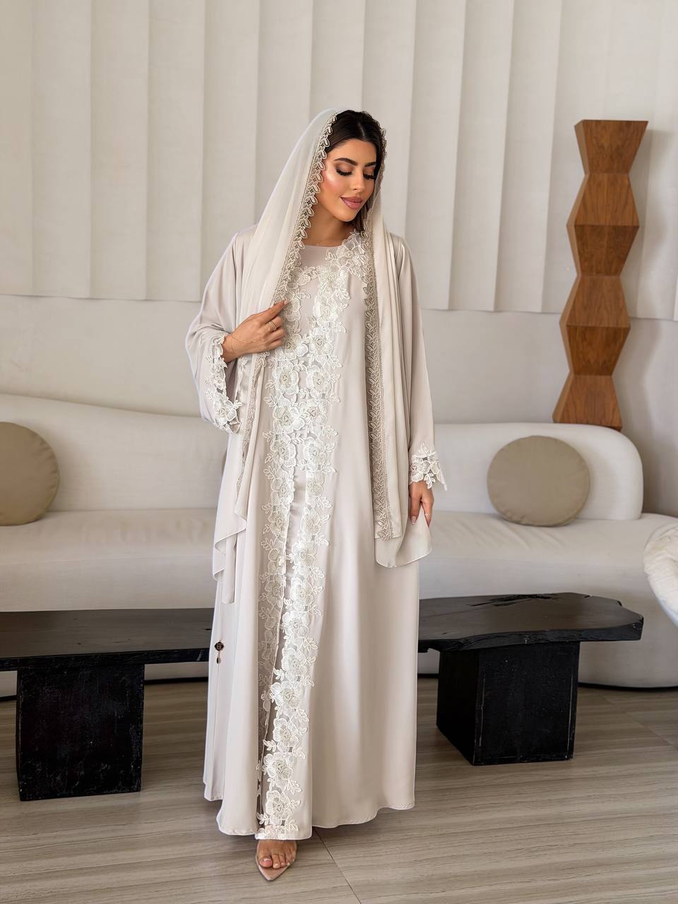 عباية بتصميم كلاسيكي فاخر تمنحك أناقة هادئة ولمسة راقية يومياً