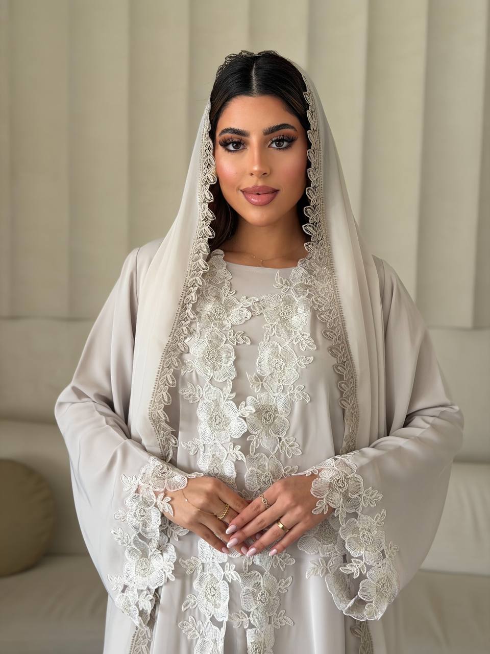 عباية بتصميم كلاسيكي فاخر تمنحك أناقة هادئة ولمسة راقية يومياً - الصورة 2