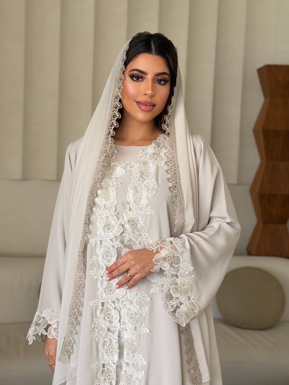 عباية بتصميم كلاسيكي فاخر تمنحك أناقة هادئة ولمسة راقية يومياً - الصورة 3