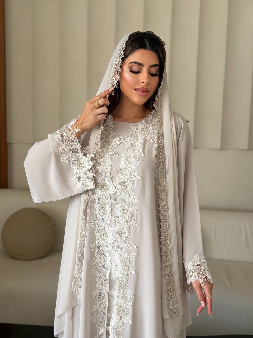 عباية بتصميم كلاسيكي فاخر تمنحك أناقة هادئة ولمسة راقية يومياً - الصورة 4