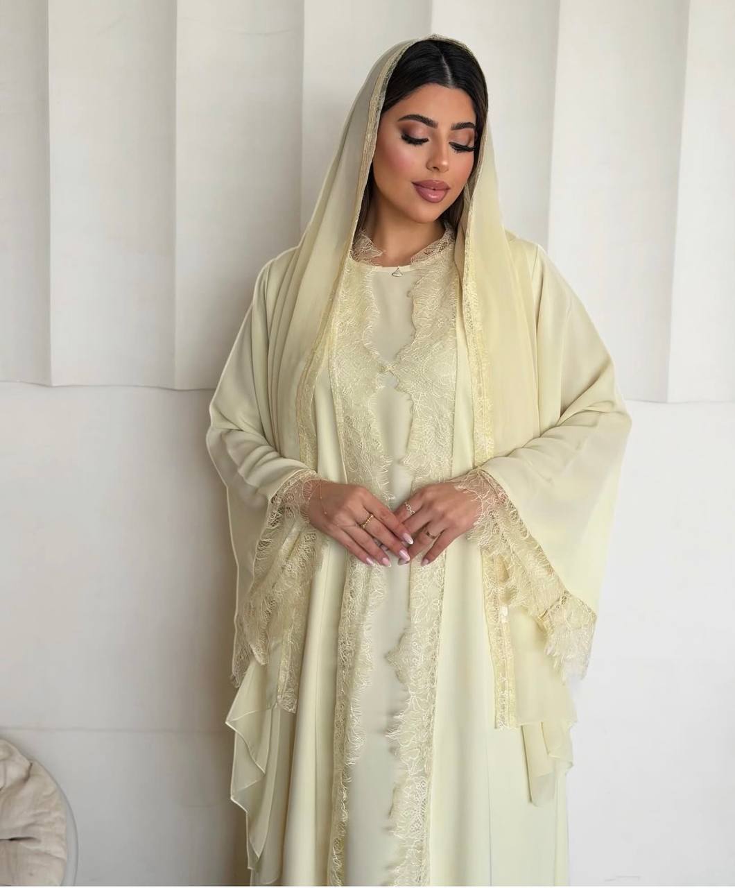 عباية كلاسيكية أنيقة بقماش فاخر تمنحك إطلالة راقية كل يوم - الصورة 3