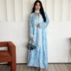 عباية ملونة بتصميم عصري تضيف لمسة أنوثة وأناقة لإطلالتك اليومية . - إطلالة بلمسة جمالية