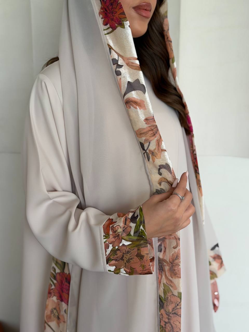 عباية 'أريا' العصرية: أيقونة الأنوثة والرقي - الصورة 4