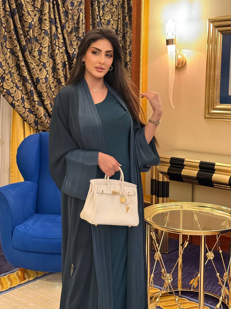 عباية سحر الأنوثة - لمسة الرقي العصري