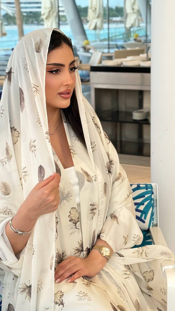 سحر الأنوثة العصري: طقم العباية والشيلة الفاخر