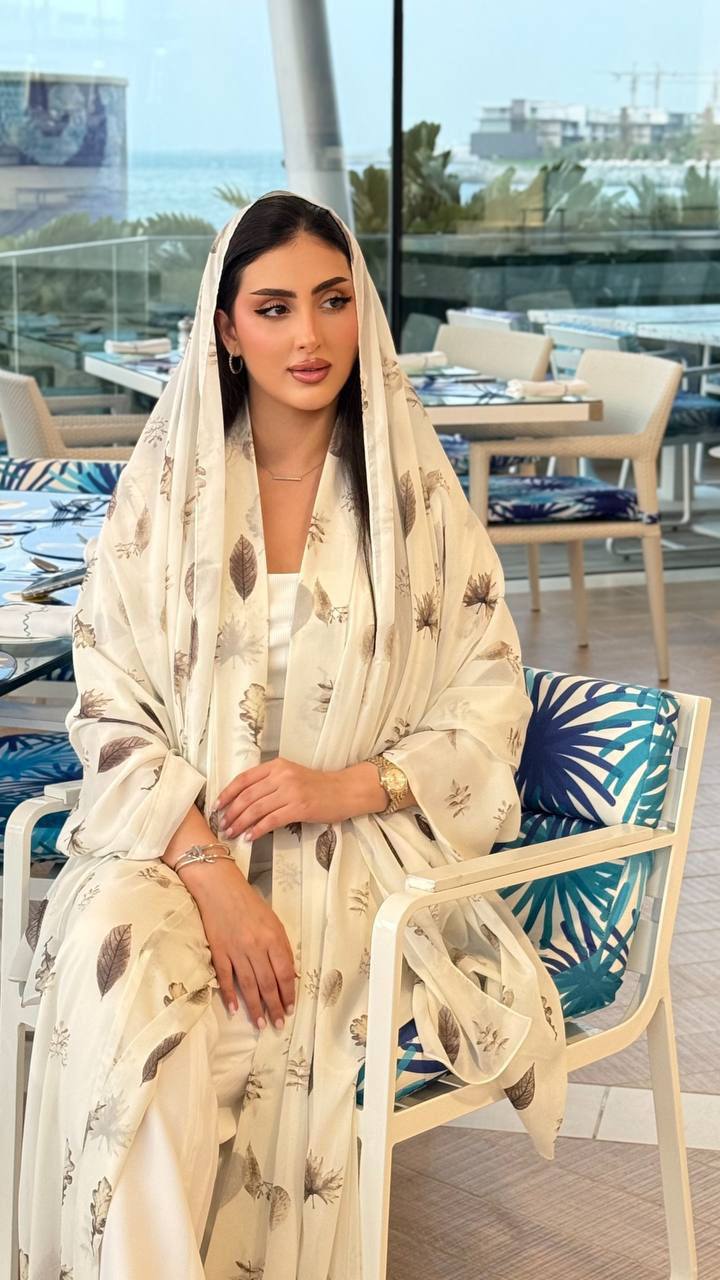 سحر الأنوثة العصري: طقم العباية والشيلة الفاخر - الصورة 2