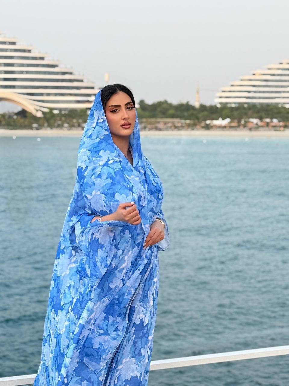 سديم الأناقة - طقم العباية العصرية الفاخرة - الصورة 2