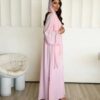 عباية ملونة بتصميم عصري تضيف لمسة أنوثة وأناقة لإطلالتك اليومية . - إطلالة راقية