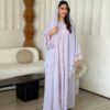 عباية ملونة بتصميم عصري تضيف لمسة أنوثة وأناقة لإطلالتك اليومية . - إطلالة بلمسة جمالية