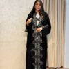 عباية سوداء بتصميم انيق يجمع بين الفخامة والبساطة ،مناسبة للإطلالات اليومية والمناسبات.تتميز بقصة مريحة وخياطة متقنة تمنحك مظهراً راقياً وإحساساً بالراحة طوال اليوم. - إطلالة جديدة