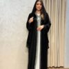 عباية سوداء بتصميم انيق يجمع بين الفخامة والبساطة ،مناسبة للإطلالات اليومية والمناسبات.تتميز بقصة مريحة وخياطة متقنة تمنحك مظهراً راقياً وإحساساً بالراحة طوال اليوم. - إطلالة حصرية