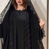 عباية سوداء بتصميم انيق يجمع بين الفخامة والبساطة ،مناسبة للإطلالات اليومية والمناسبات.تتميز بقصة مريحة وخياطة متقنة تمنحك مظهراً راقياً وإحساساً بالراحة طوال اليوم. - إطلالة بتصميم فريد