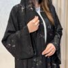 عباية ملونة بتصميم عصري تضيف لمسة أنوثة وأناقة لإطلالتك اليومية . - إطلالة بلمسة جمالية