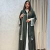 عباية ملونة بتصميم عصري تضيف لمسة أنوثة وأناقة لإطلالتك اليومية . - إطلالة بلمسة جمالية