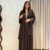 عباية ملونة بتصميم عصري تضيف لمسة أنوثة وأناقة لإطلالتك اليومية . - إطلالة حصرية