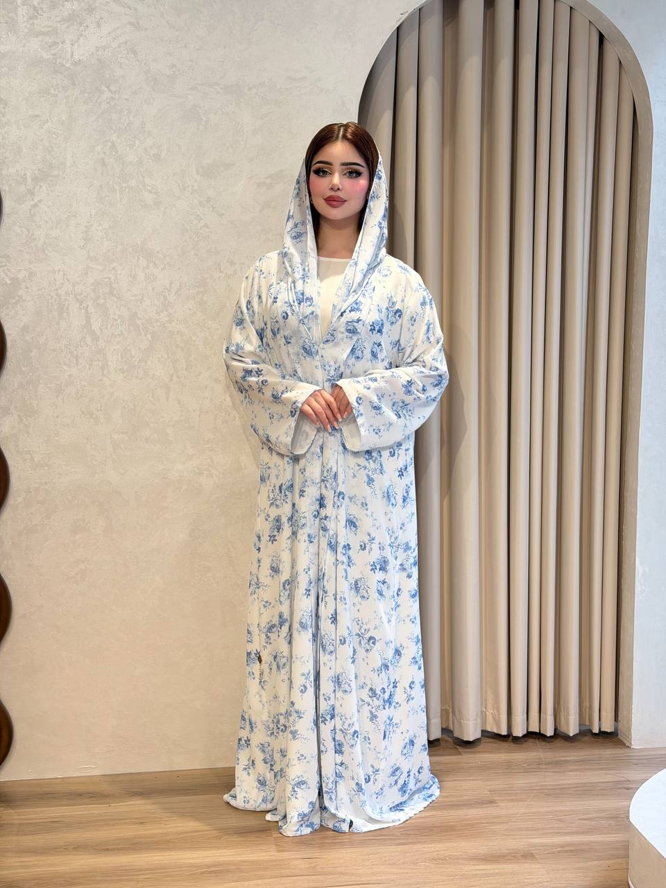 عباية ملونة بتصميم عصري تضيف لمسة أنوثة وأناقة لإطلالتك اليومية . - بلمسات أنيقة وتطريز فاخر يمنحك حضوراً لافتاً ومظهراً مفعماً بالثقة - الصورة 2