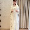 عباية ملونة بتصميم عصري تضيف لمسة أنوثة وأناقة لإطلالتك اليومية . | إطلالة استثنائية بخامة متميزة وتفاصيل ساحرة مع الشيلة المطابقة لتناسب كافة المناسبات والأوقات السعيدة
