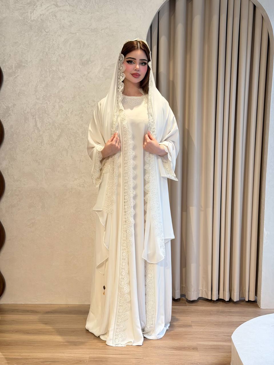 عباية ملونة بتصميم عصري تضيف لمسة أنوثة وأناقة لإطلالتك اليومية . | إطلالة استثنائية بخامة متميزة وتفاصيل ساحرة مع الشيلة المطابقة لتناسب كافة المناسبات والأوقات السعيدة