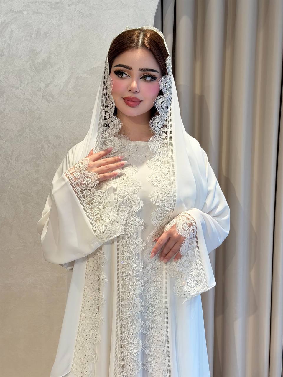 عباية ملونة بتصميم عصري تضيف لمسة أنوثة وأناقة لإطلالتك اليومية . | إطلالة استثنائية بخامة متميزة وتفاصيل ساحرة مع الشيلة المطابقة لتناسب كافة المناسبات والأوقات السعيدة - الصورة 2