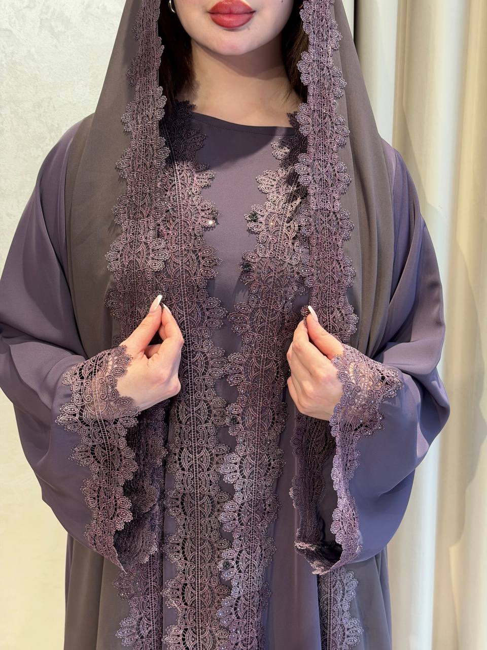 عباية مطرزة بلمسات ملكية وتفاصيل في غاية الجمال | إطلالة متميزة وتفاصيل ساحرة مع الشيلة المطابقة لتناسب كافة الأوقات - إصدار خاص