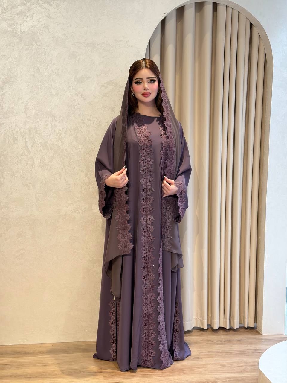 عباية مطرزة بلمسات ملكية وتفاصيل في غاية الجمال | إطلالة متميزة وتفاصيل ساحرة مع الشيلة المطابقة لتناسب كافة الأوقات - إصدار خاص - الصورة 2
