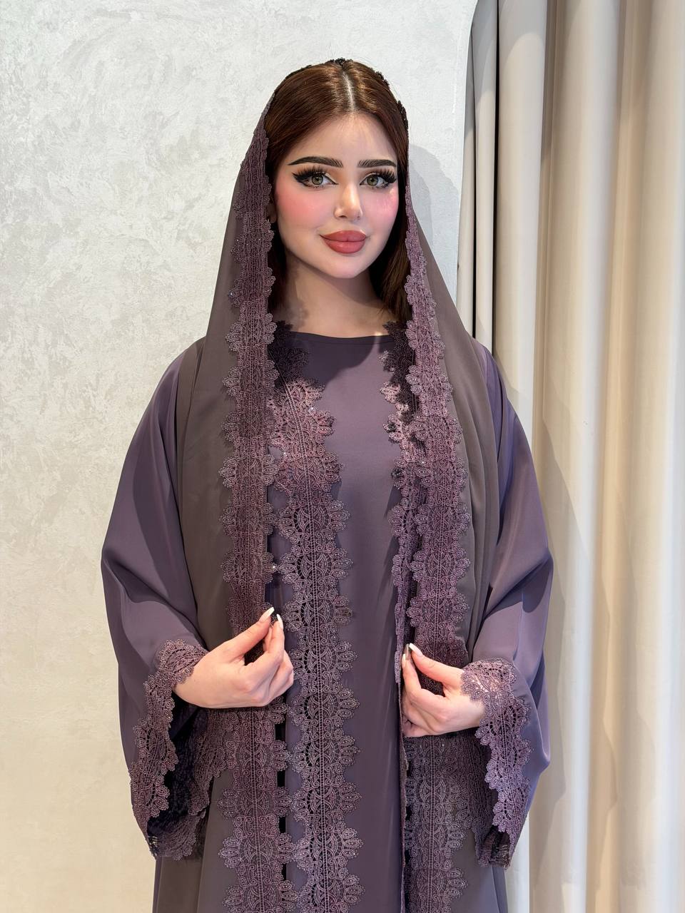 عباية مطرزة بلمسات ملكية وتفاصيل في غاية الجمال | إطلالة متميزة وتفاصيل ساحرة مع الشيلة المطابقة لتناسب كافة الأوقات - إصدار خاص - الصورة 3