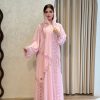 طقم عباية وردية ناعمة ثلاث قطع مع فستان وشيلة مطرزة بالدانتيل الفاخر لإطلالة أنثوية راقية تعكس الأناقة والفخامة الخليجية العصرية في كافة المناسبات السعيدة
