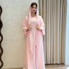 طقم عباية وردي فاتح فاخر مكون من ثلاث قطع مع فستان داخلي وشيلة مطرزة بالدانتيل الناعم لإطلالة أنثوية ساحرة تناسب كافة المناسبات الفخمة والأمسيات الراقية