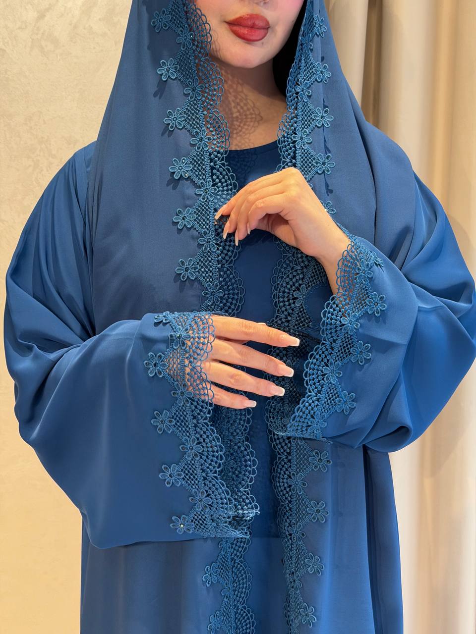 طقم عباية فاخرة باللون الأزرق النيلي الملوكي مكون من 3 قطع مع فستان داخلي وشيلة مطرزة بالدانتيل الفاخر لإطلالة خليجية راقية تتألق في مختلف المناسبات السعيدة - الصورة 2