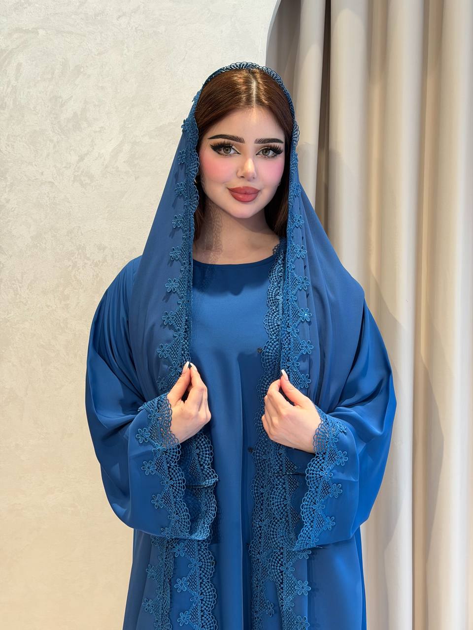 طقم عباية فاخرة باللون الأزرق النيلي الملوكي مكون من 3 قطع مع فستان داخلي وشيلة مطرزة بالدانتيل الفاخر لإطلالة خليجية راقية تتألق في مختلف المناسبات السعيدة - الصورة 3