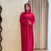 عباية فوشيا ملكية بتطريز دانتيل فاخر وشك براق، طقم من 3 قطع يتضمن فستاناً داخلياً وشيلة متناسقة لإطلالة خليجية ساحرة في كافة المناسبات الفخمة والحفلات الراقية