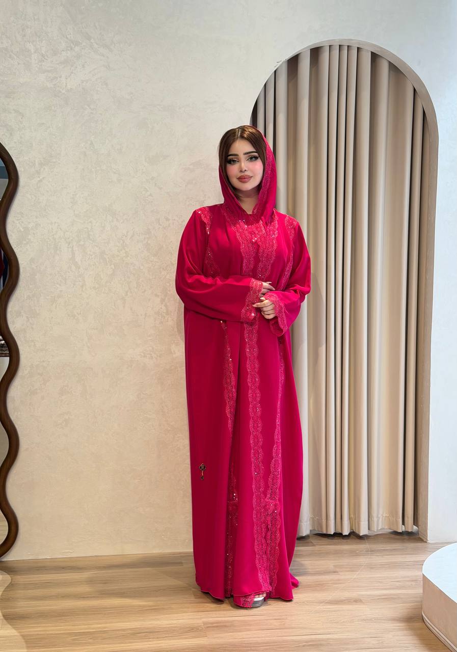 عباية فوشيا ملكية بتطريز دانتيل فاخر وشك براق، طقم من 3 قطع يتضمن فستاناً داخلياً وشيلة متناسقة لإطلالة خليجية ساحرة في كافة المناسبات الفخمة والحفلات الراقية