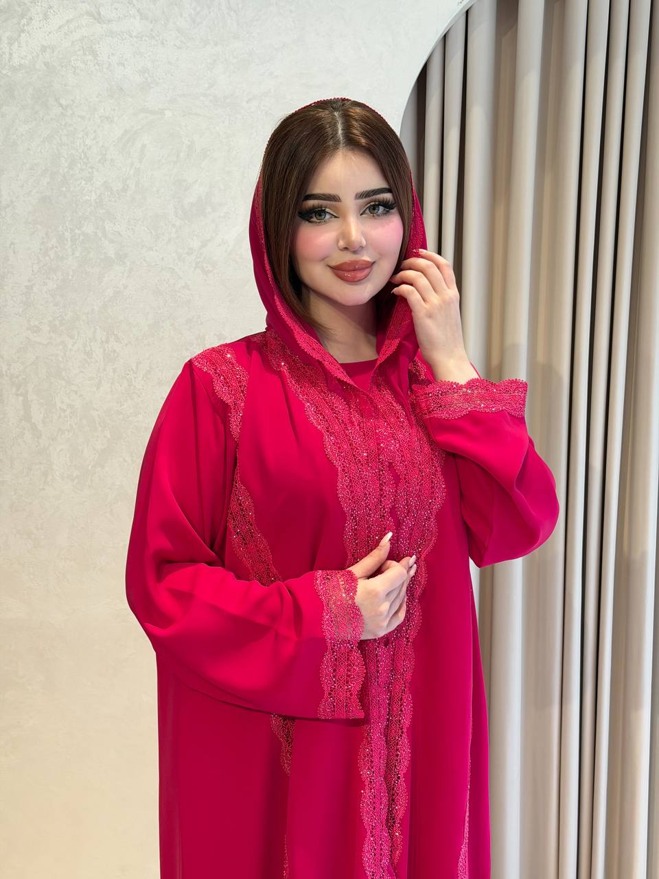 عباية فوشيا ملكية بتطريز دانتيل فاخر وشك براق، طقم من 3 قطع يتضمن فستاناً داخلياً وشيلة متناسقة لإطلالة خليجية ساحرة في كافة المناسبات الفخمة والحفلات الراقية - الصورة 2