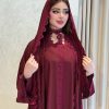 طقم عباية عنابي فاخر ثلاث قطع يشمل فستان داخلي وشيلة مطرزة بالدانتيل المتقن، تصميم خليجي راقي يمنحك إطلالة فخمة وأناقة متكاملة في كافة المناسبات السعيدة