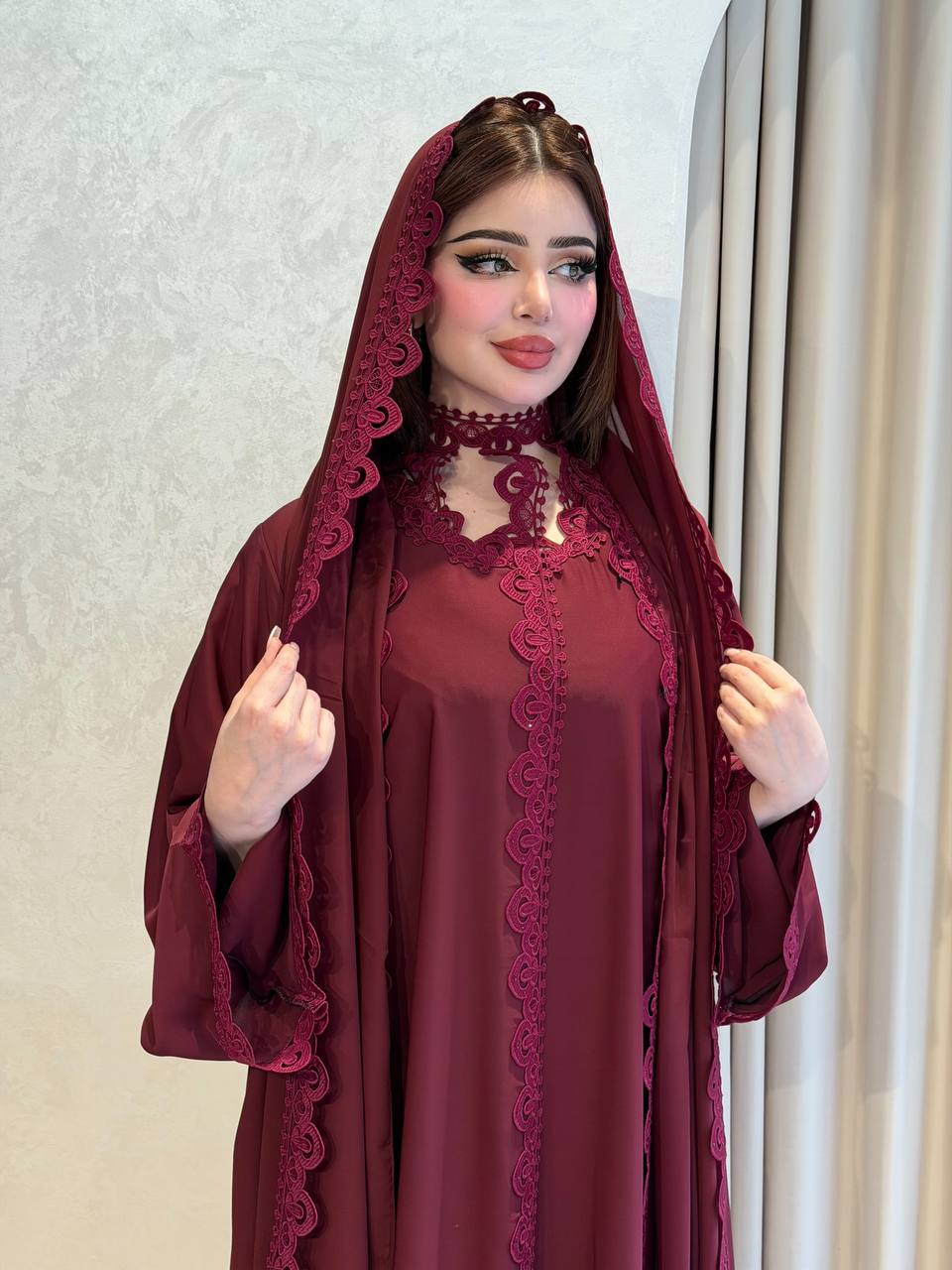 طقم عباية عنابي فاخر ثلاث قطع يشمل فستان داخلي وشيلة مطرزة بالدانتيل المتقن، تصميم خليجي راقي يمنحك إطلالة فخمة وأناقة متكاملة في كافة المناسبات السعيدة